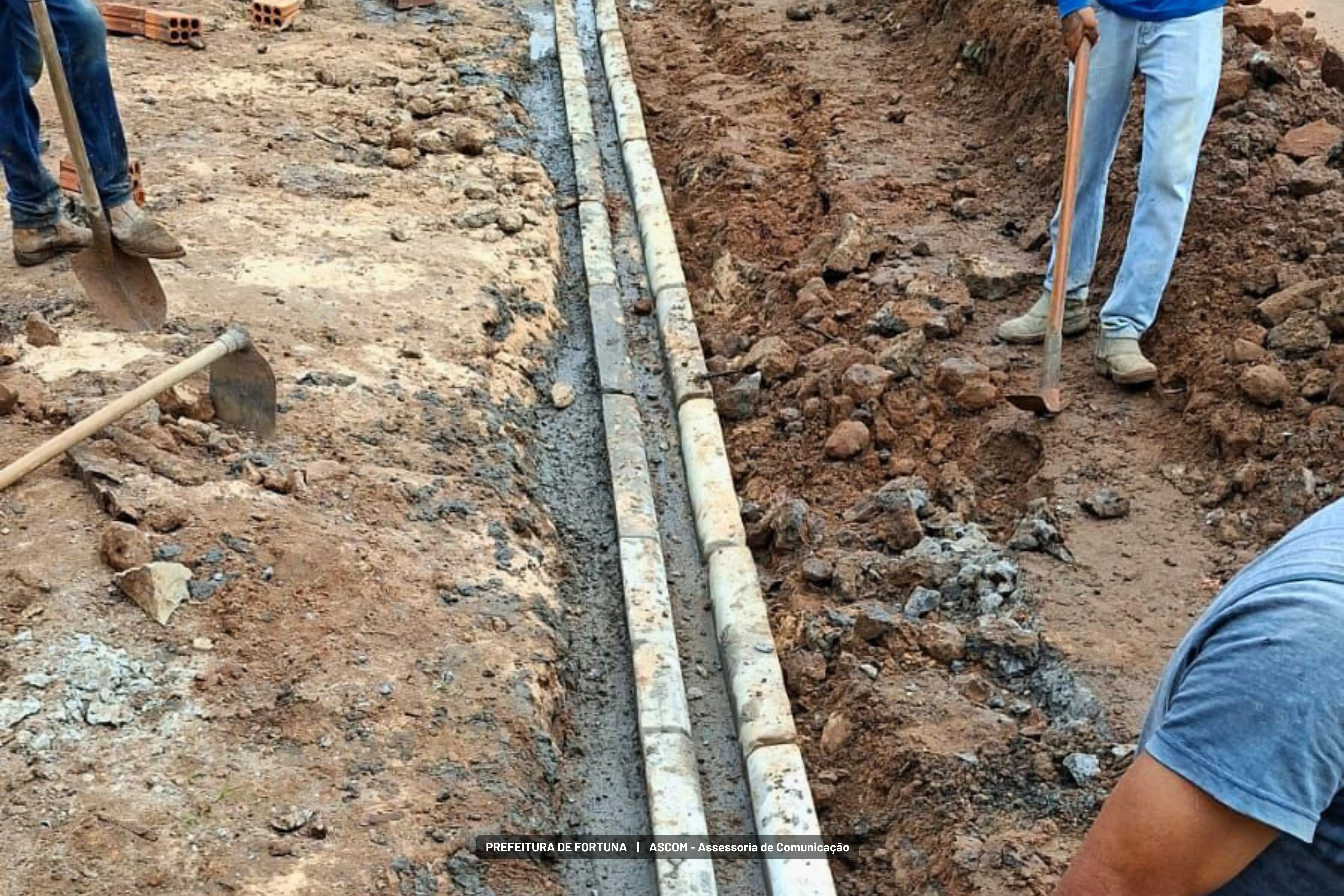 Foto 1 – Prefeitura realiza recuperação de passagem de água na Rua Santo Antônio