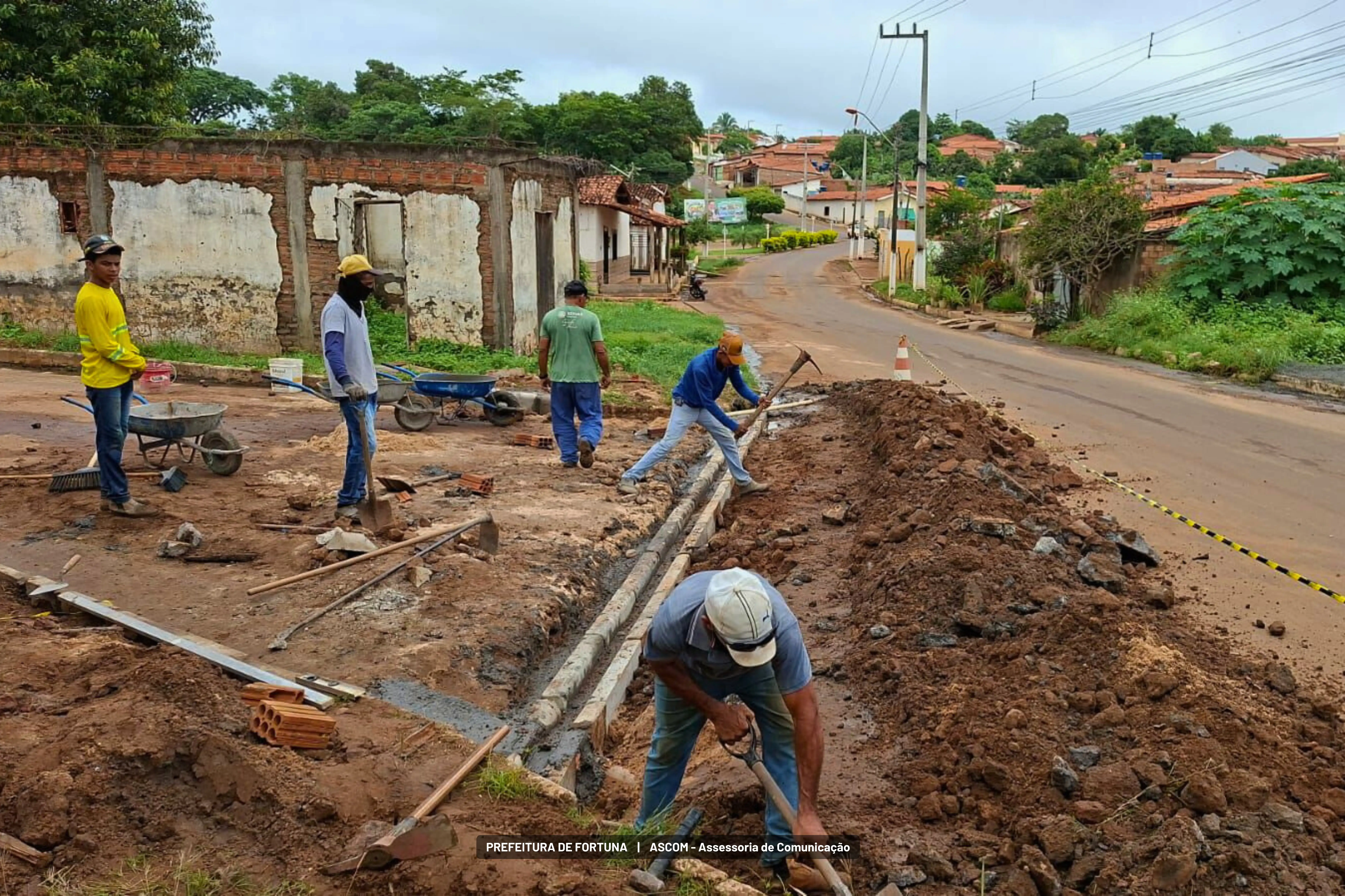 Prefeitura realiza recuperação de passagem de água na Rua Santo Antônio